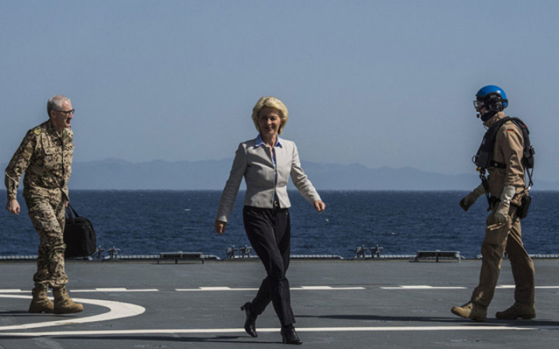 Bộ trưởng Quốc phòng Đức Ursula von der Leyen sau khi hạ cánh trên chiếc tàu hải quân Đức  ở biển Aegean, ngoài khơi Thổ Nhĩ Kỳ, ngày 20/4/2016.