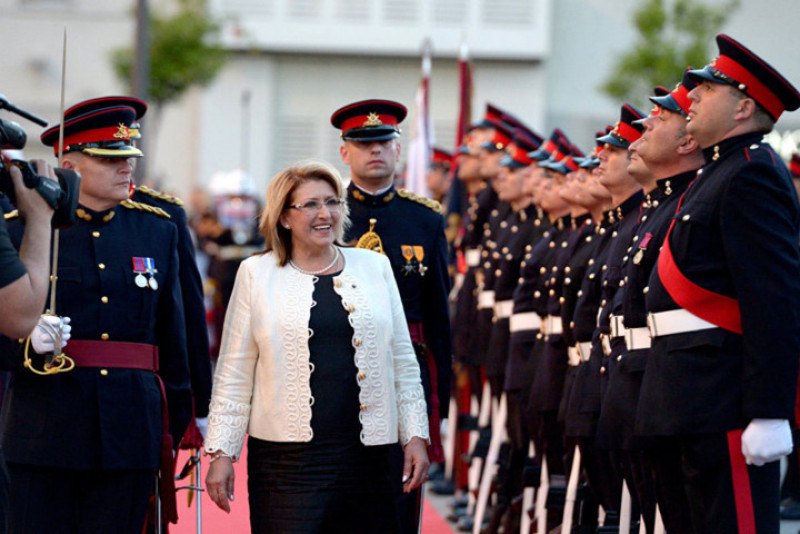 Tổng thống Malta Marie-Louise Coleiro Preca duyệt đội danh dự sau khi tuyên thệ nhậm chức 4/4/2014