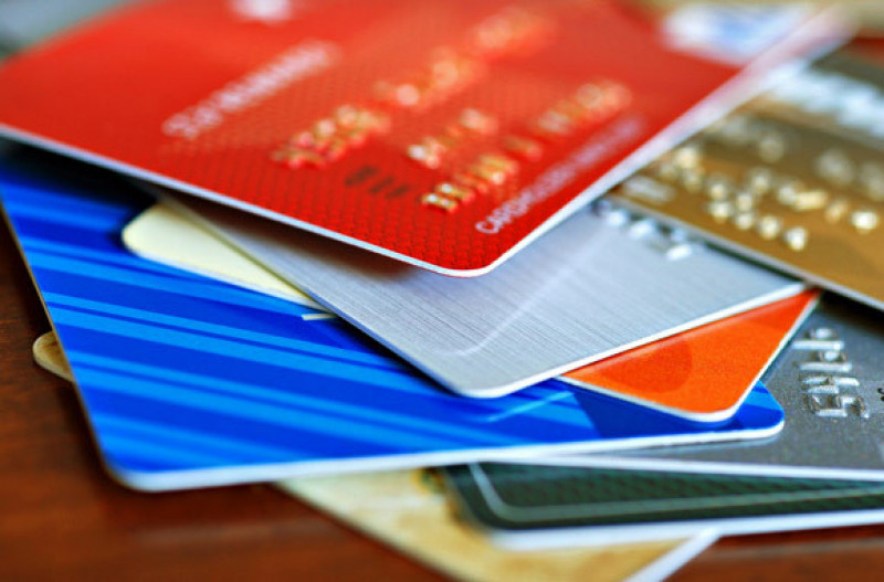 Sắp xếp lại ví. Chắc chắn bạn sẽ không cần đến thẻ thư viện khi bạn đang đi du lịch xa. Chỉ cần mang trong ví những thứ cần thiết như thẻ tín dụng, thẻ căn cước, thẻ bảo hiểm...Ví của bạn sẽ nhẹ hơn và trong trường hợp bị mất ví, bạn sẽ không bị mất tất cả.