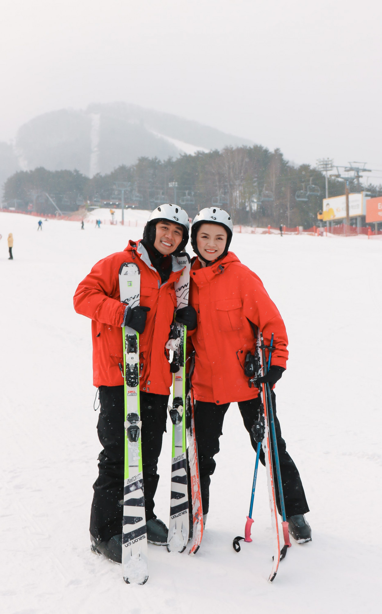 Nguyên Khang và Thu Quỳnh trải nghiệm cảm giác trượt tuyết cùng nhau. Đây lần đầu cả hai cùng chơi môn thể thao này.