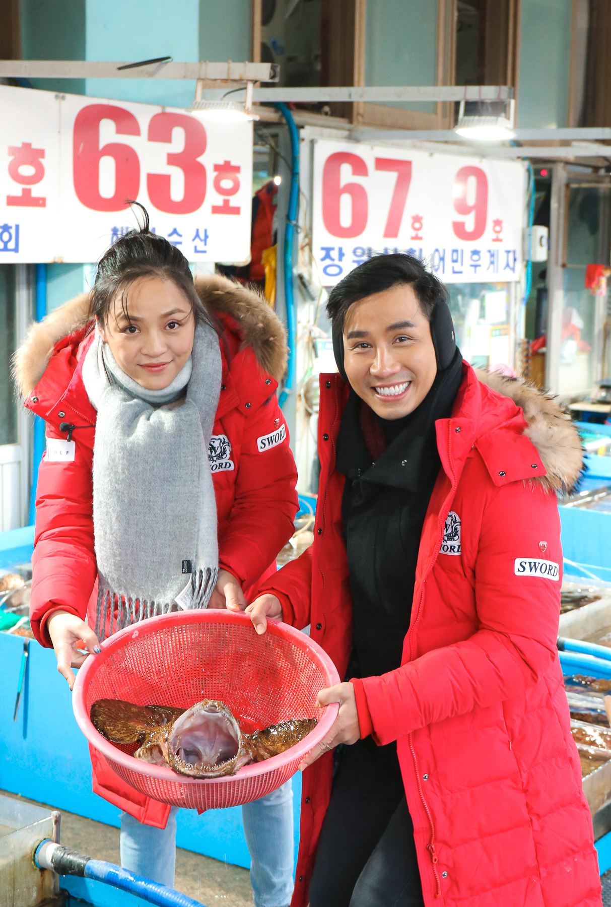 Buổi chiều cùng ngày, cả hai đi chợ cá và chọn mua hải sâm, một loại hải sản quý giá của biển cả được đánh bắt ở vùng biển Hàn Quốc