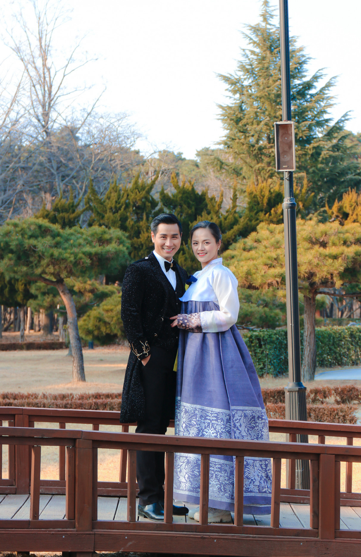 Thu Quỳnh trải nghiệm trang phục Hanbook của Hàn Quốc bên cạnh Nguyên Khang diện vest lịch lãm.