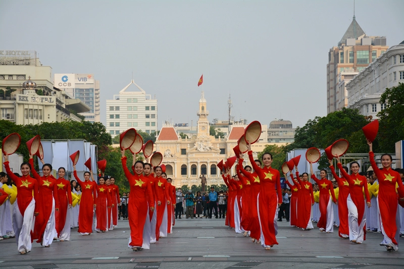 Sáng ngày 5/3, tại phố đi bộ Nguyễn Huệ (Q.1, TPHCM) đã diễn ra chương đồng diễn, diễu hành áo dài chủ đề 