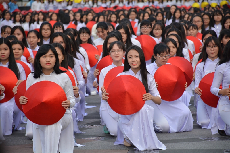 Vẻ đẹp tươi tắn của các nữ sinh trong tà áo dài truyền thống.