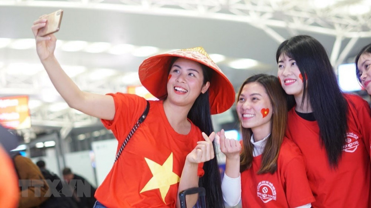 Hoa hậu Việt Nam 2010 Ngọc Hân và các cổ động viên hào hứng lên đường sang Dubai cổ vũ cho đội tuyển Việt Nam.