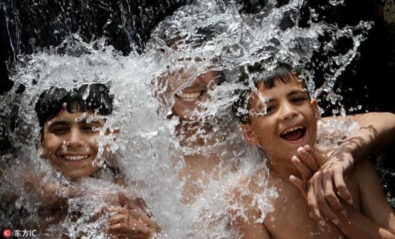 Ngày 18/5/2016, các chàng trai trẻ tại Karachi, Pakistan, cùng nhau giội nước mát để thổi bay nhiệt độ cao trong những ngày nắng nóng. Bức ảnh truyền tải thông điệp: mỗi một nụ cười, mỗi một vòng tay ôm đều là quà tặng của cuộc sống, niềm vui luôn ẩn hiện trong mỗi phút giây mà chúng ta trải qua.