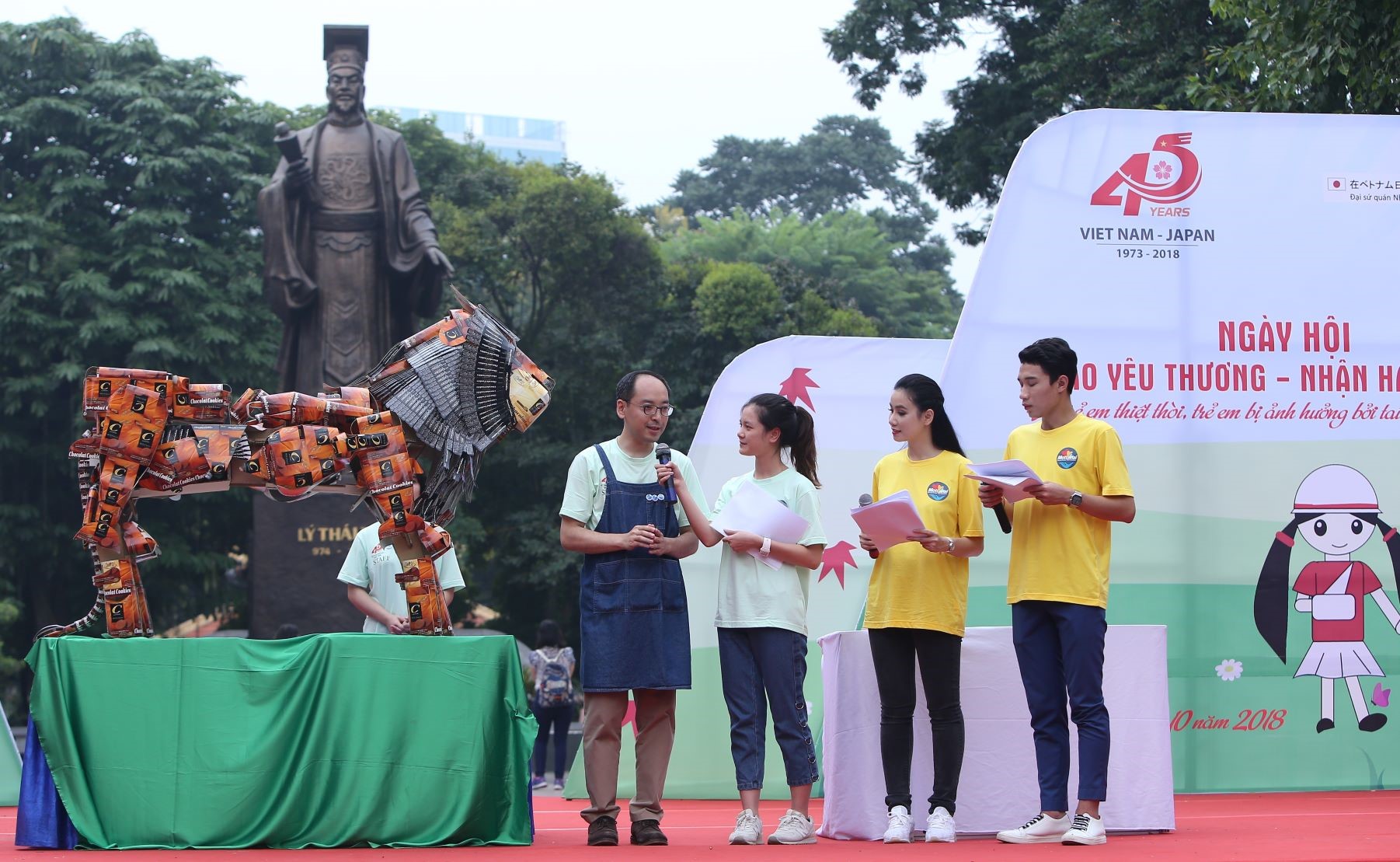 Nghệ nhân Kazuma Takahashi đã đồng hành với Mottainai được 3 mùa liên tiếp. Trở lại Việt Nam lần này, ông mang theo con sư tử giấy rất lớn, được làm từ 35 chiếc hộp vỏ bánh gây tò mò với nhiều khán giả