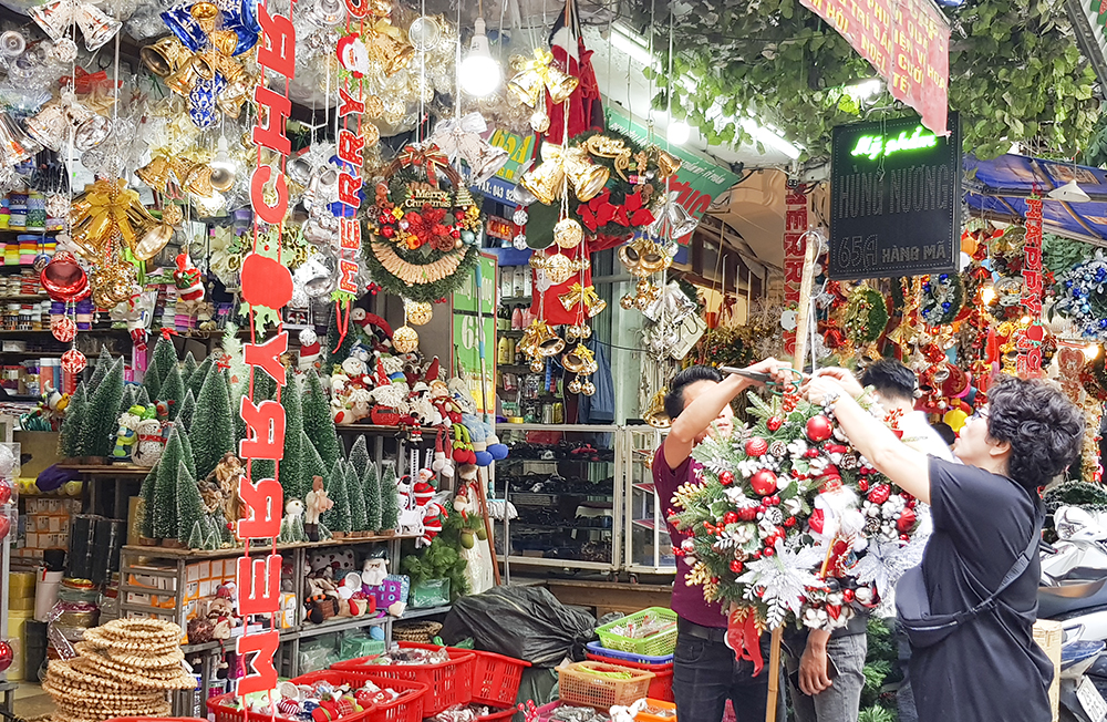 Những ngày này, có hàng ngàn món đồ trang trí Noel bắt mắt với đủ màu sắc, chất liệu, mẫu mã, chủng loại được bày bán khắp các con phố Hà Nội, đặc biệt là những phố chuyên bán đồ trang trí như Hàng Mã, Hàng Lược... 