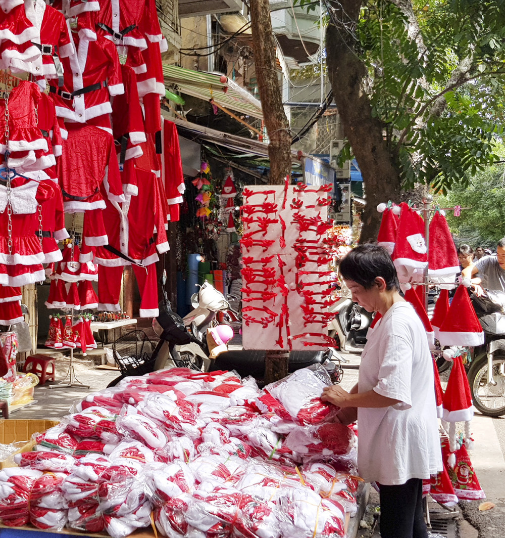 Trang phục của ông già Noel cũng là mặt hàng được đầu tư về kiểu dáng, mẫu mã, với những mẫu thiết kế riêng cho bé trai, bé gái, các mẫu váy liền, váy rời hay bộ quần áo dành cho người lớn, giá từ 80.000 đồng đến 300.000 đồng. 