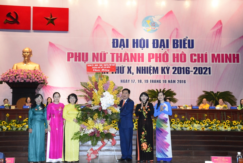 Bí thư Thành ủy TP.HCM Đinh La Thăng tặng hoa cho Đại hội.