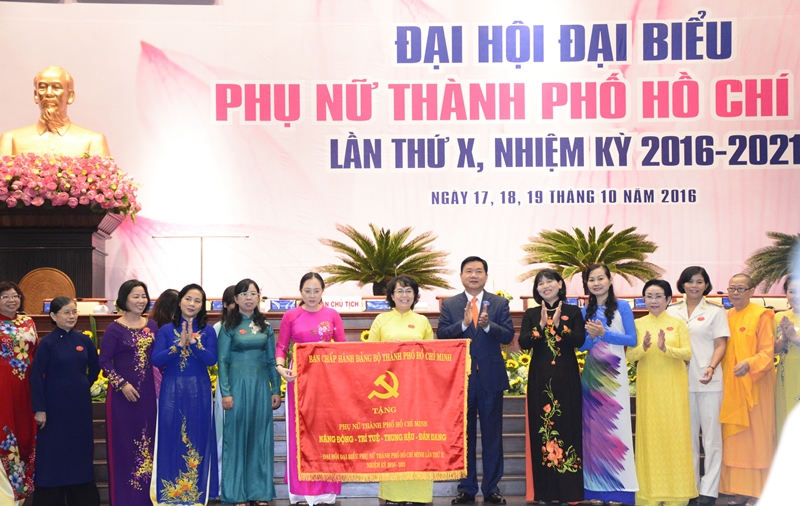 Bí thư Thành ủy Đinh La Thăng tặng Hội LHPN TP.HCM bức trướng với dòng chữ 