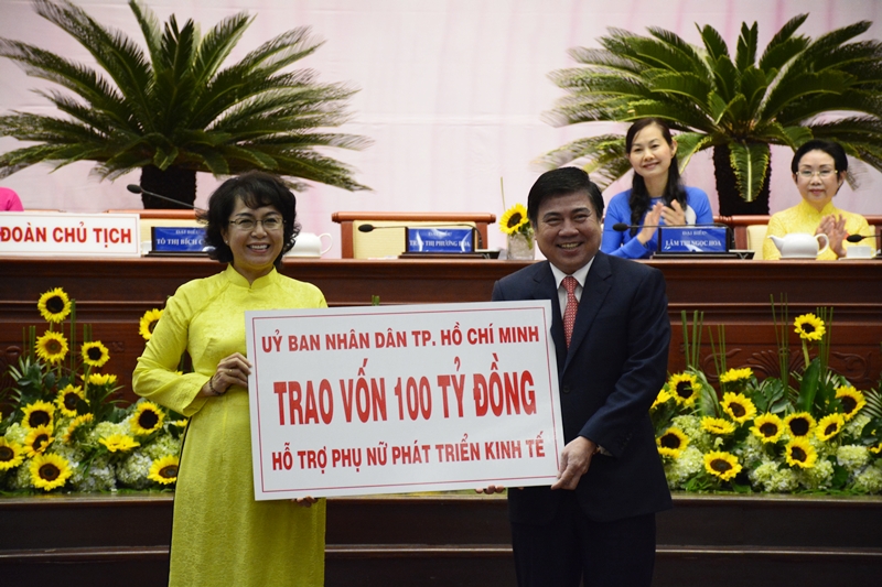 Chủ tịch UBND TP.HCM Nguyễn Thành Phong tặng bảng tượng trưng số tiền trao vốn 100 tỷ đồng của UBND TP.HCM hỗ trợ phụ nữ phát triển kinh tế.