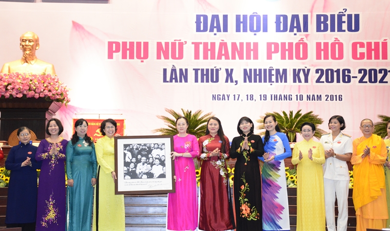 Chủ tịch Hội LHPN Việt Nam Nguyễn Thị Thu Hà (thứ 6 từ phải qua) tặng bức tranh Bác Hồ và phụ nữ cho Hội LHPN TP.HCM.