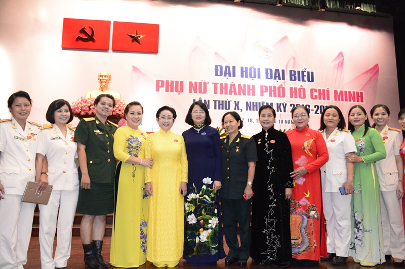 Phó Chủ tịch nước Đặng Thị Ngọc Thịnh(thứ 6 từ trái qua) cùng các đại biểu dự Đại hội.