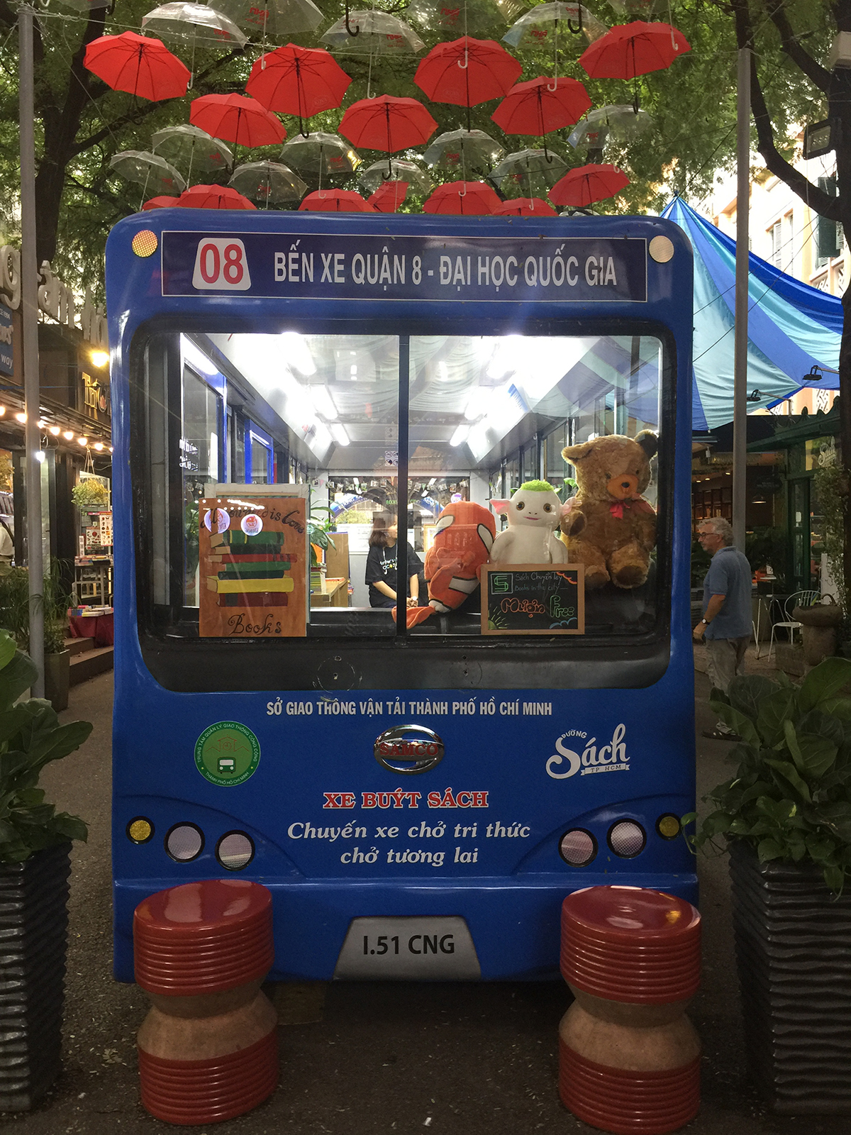 Mô hình xe bus đọc sách với thư viện mini được thiết kế rất đẹp nhưng cũng không có nhiều người vào đọc. 