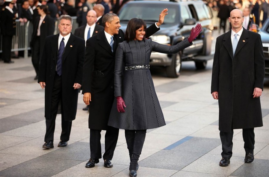 Vợ chồng Tổng thống Obama vẫy tay chào người dân ở Washington D.C. ngày 21/1/2013. 