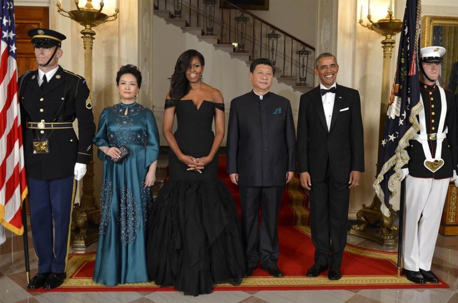 Tổng thống Mỹ Barack Obama và Đệ nhất phu nhân diện bộ đầm đen đón tiếp thượng khách Chủ tịch Trung Quốc Tập Cận Bình và phu nhân Bành Lệ Viên ngày 25/9/2015. 