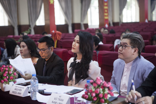 Ngồi cùng ghế nóng với Ngọc Anh có sự xuất hiện của nhà báo Ngô Bá Lục và Top 5 Hoa hậu Việt Nam 2014 Thanh Tú.