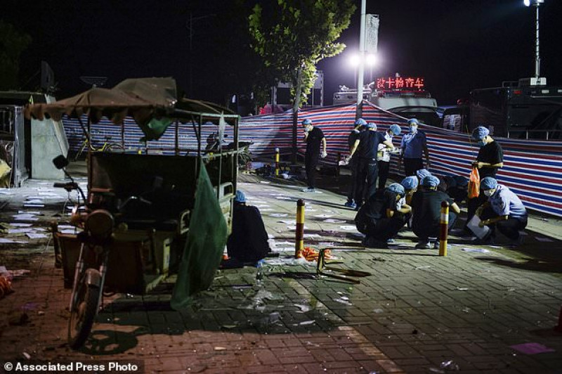 Năm 2014, một người đàn ông đâm bị thương 3 trẻ em, một giáo viên và vài người khác tại một trường tiểu học, nơi con gái người này bị từ chối nhập học. Tháng 3/2013, một người đàn ông đâm chết hai người thân, chém 11 người khác, trong đó có 6 trẻ em, bên ngoài một trung tâm thương mại ở Thượng Hải.