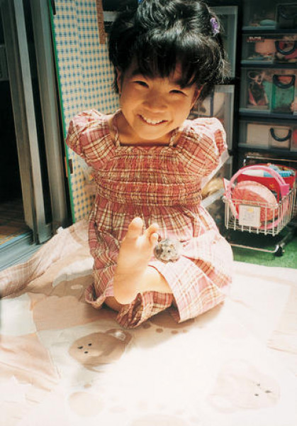 Nụ cười tươi rói là thứ mà người ta luôn nhìn thấy trên khuôn mặt rạng rỡ của cô gái này. Đặc biệt, mùa thu năm 2009, Ami Sano đã cho ra mắt cuốn hồi ký Teashi-no-nai Cheerleader và tập thơ Akiramenaide. Cả hai tác phẩm đều nói về nghị lực “tàn nhưng không phế” của chính tác giả. 