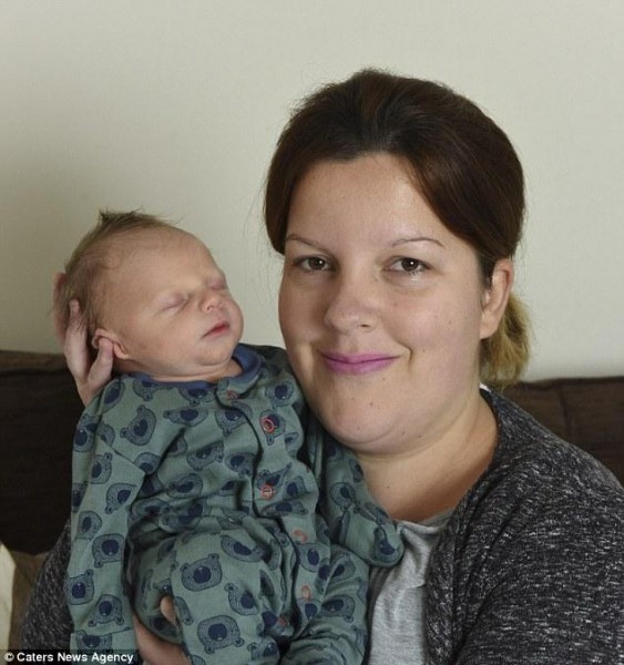 Do mang thai ngoài tử cung dẫn đến sảy thai, Sadie Brittle, 32 tuổi, đến từ Tamworth, New England (Úc) đã vô cùng đau lòng khi không giữ được đứa con hai tháng trong bụng mình. Tuy nhiên vào tháng 7/2016 vừa rồi, chị Sadie đi khám mới biết rằng mình vẫn đang mang thai, đây là anh em sinh đôi của bé đã mất vào tháng 4 năm nay.