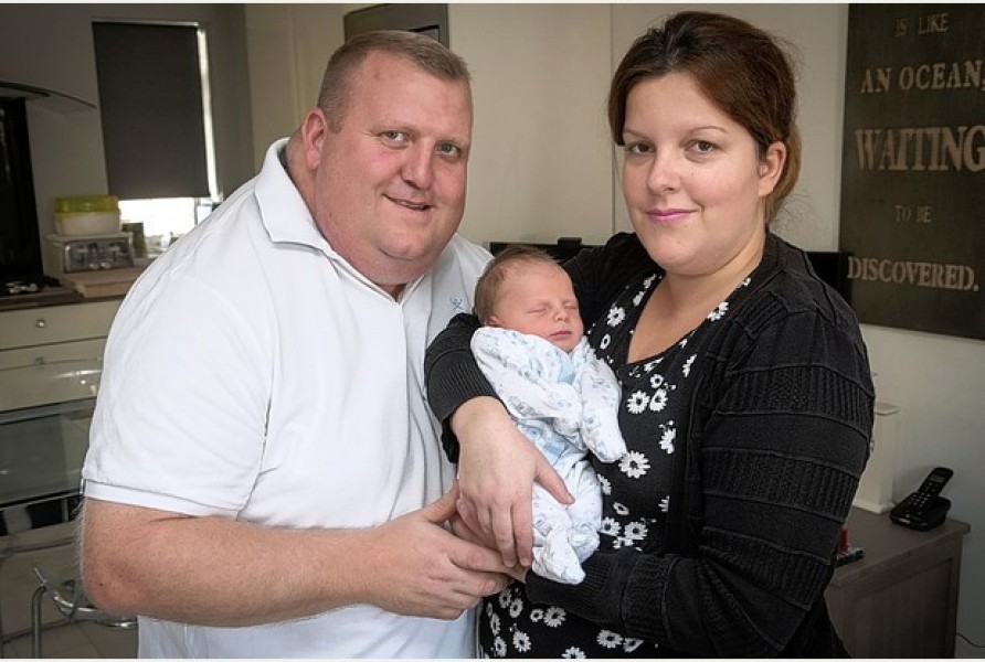 Thông qua phương pháp sinh mổ, thứ năm tuần trước bé Teddie đã ra đời trong niềm vui mừng của vợ chồng chị Sadie.