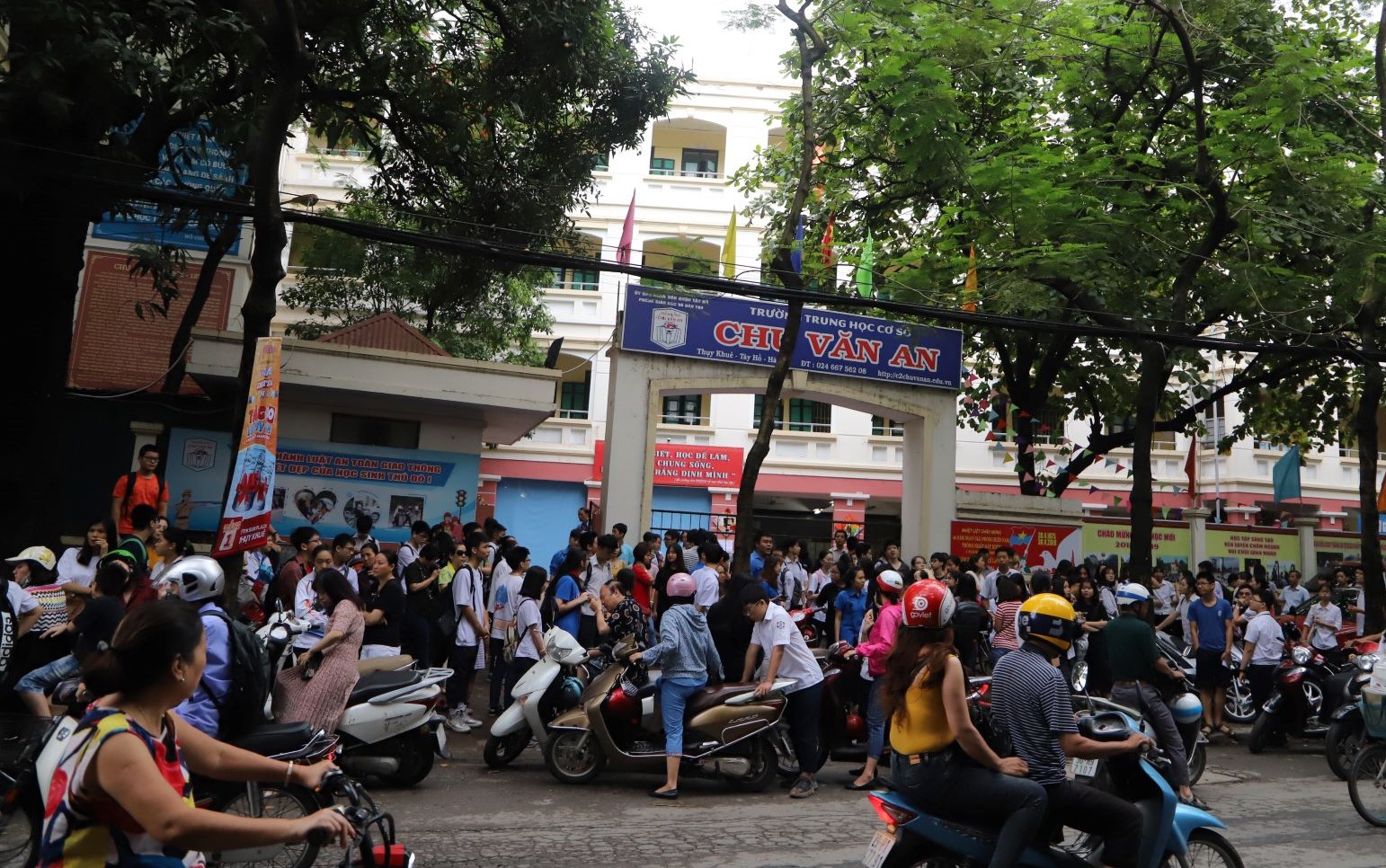Tại điểm thi trường THCS Chu Văn An (Q.Ba Đình), chưa đến giờ làm thủ tục đăng ký song đã có khá đông học sinh, phụ huynh tập trung trước cổng trường chờ vào phòng thi.