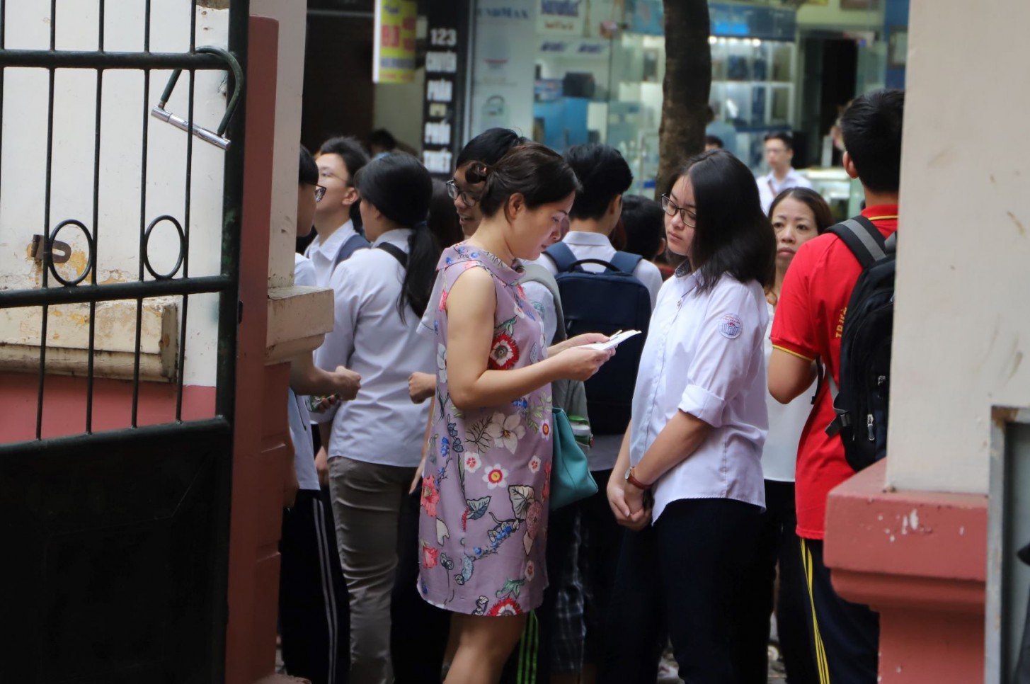 Phụ huynh đưa con đi làm thủ tục, không quên cùng con rà soát lại giấy tờ, thông tin cá nhân trên phiếu đăng ký dự thi, tránh sai sót