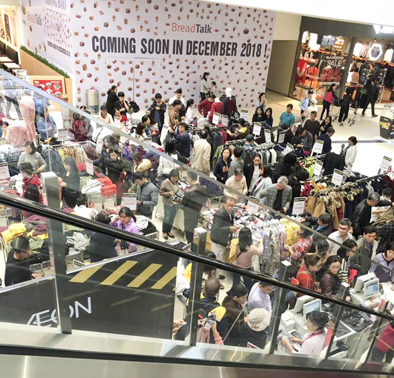 Thang cuốn tại trung tâm thương mại Aeon Mall cũng luôn quá tải 