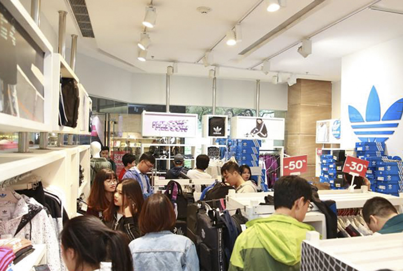 Những cửa hàng thời trang, giày dép luôn thu hút đông khách mua sắm