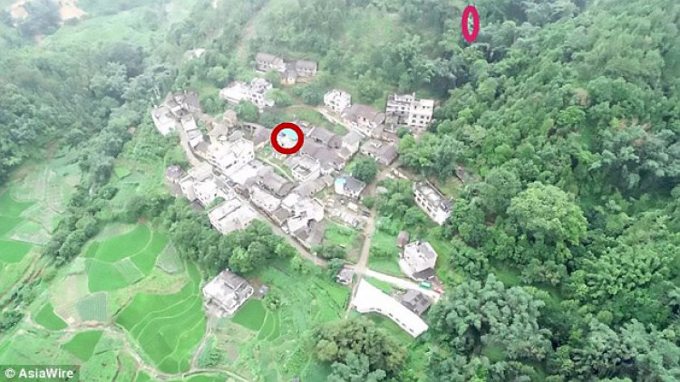 Ngôi nhà (trái) của bé Xiaojiao và vị trí bé gái được tìm thấy trong khu rừng gần đó.