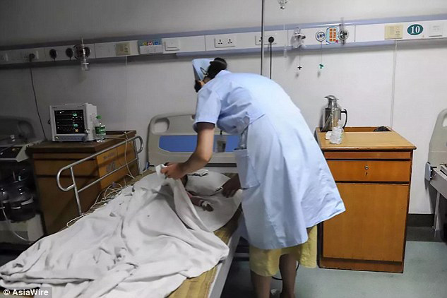 Bác sĩ Li Dejian của bệnh viện này cho hay trường hợp của bé gái 20 tháng tuổi này là điều phi thường. Bác sĩ Li dự đoán rằng rất có thể Xiaojiao sống sót được là nhờ uống nước mưa trong rừng.

