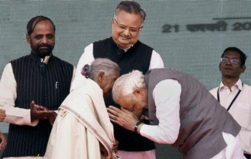 Bà Yadav vô tình trở thành người “vận động xây nhà vệ sinh”, khích lệ toàn khu vực và cả nước thực hiện phong trào, người trong bang Chhattisgarh đều biết đến tên bà. Đây là hình ảnh Thủ tướng Ấn Độ Narendra - Modi cúi đầu bày tỏ lòng cảm ơn đối với việc làm của bà Yadav vào năm nay.