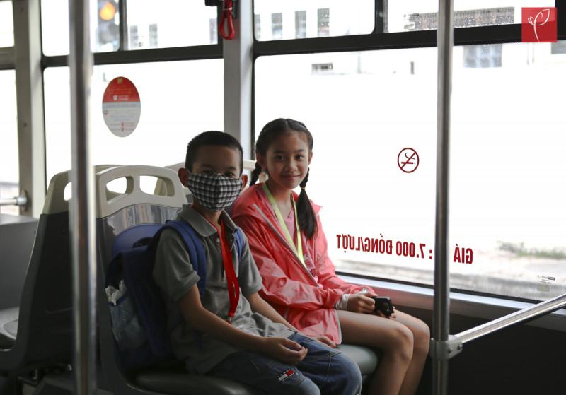 Các hành khách nhí thích thú khi đi buýt nhanh BRT