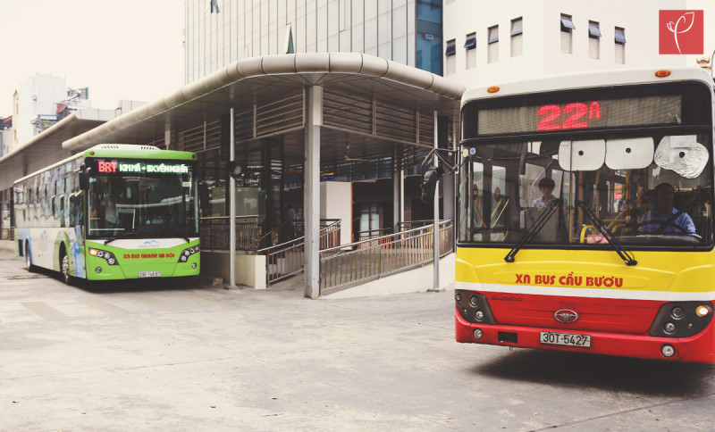 Tuyến xe buýt thường và BRT đồng thời rời bến xuất phát. Với những tiện ích mà BRT đem lại cho người dân, hành khách đều mong muốn được trải nghiệm những chặng buýt nhanh khác trong thời gian sắp tới
