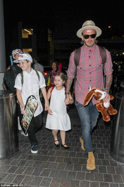 Dù chỉ mới 5 tuổi nhưng bé Harper Beckham luôn thích tự tay lựa chọn trang phục cho mình. Cô bé luôn tỏ ra khá chuyên nghiệp trong việc phối đồ trong mỗi lần đi du lịch cùng gia đình.