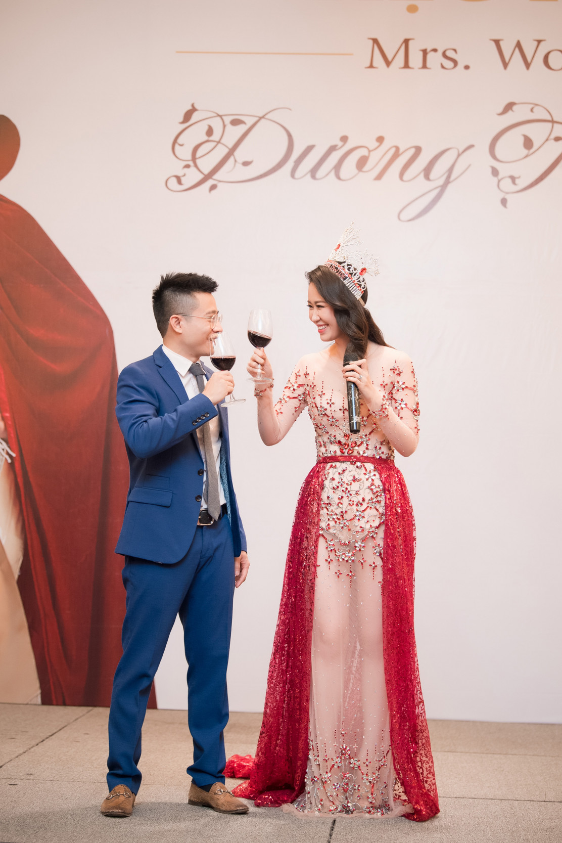 Sau nửa tháng đăng quang Mrs Worldwide 2018 (Hoa hậu Phụ nữ Toàn thế giới), Hoa hậu Dương Thùy Linh đã mở tiệc mừng tại Hà Nội để gửi lời tri ân đến gia đình, ê kíp và bạn bè đã ủng hộ cô trong suốt hành trình cô chinh phục vương miện. Chia sẻ tại buổi tiệc, Dương Thùy Linh cho biết sự thành công của cô là bởi cô có được sự động viên của gia đình, đặc biệt là ông xã - doanh nhân Việt Thắng. 

