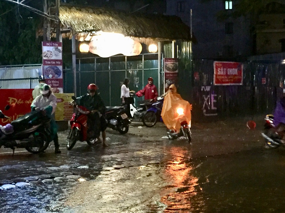 Những cửa hàng sửa xe dã chiến mọc lên tại các tuyến phố ngập lụt. Đa phần các xe cố liều để vượt 