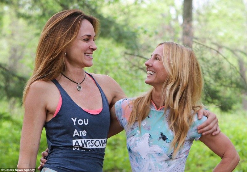 Gặp nhau năm 2012, Michelle Thomas (trái) và Debby Siegel (phải) cảm thấy quá nhiều điểm chung để kết bạn thân, cùng nhau tập luyện yoga và đạp xe hằng ngày. 