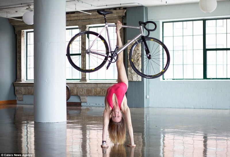 Những động tác phức tạp nhất là cân bằng trên xe đạp, rèn luyện có sức mạnh đôi chân khi đu xà cùng xe đạp, thực hành yoga khi đi xe.