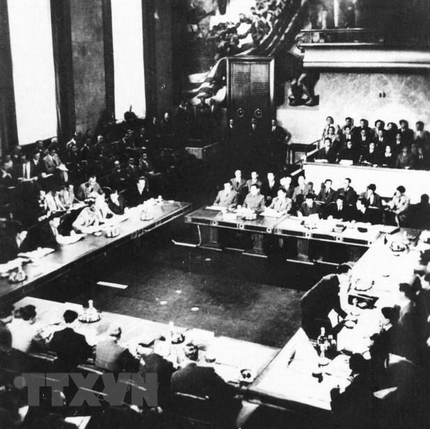 Khai mạc ngày 8/5/1954, Hội nghị Genève về Đông Dương đã trải qua 75 ngày thương lượng căng thẳng với 31 phiên họp. Ngày 20/7/1954, Hiệp định Genève về Đông Dương được ký kết. 
Đây là văn kiện ngoại giao quan trọng yêu cầu các quốc gia tôn trọng chủ quyền, độc lập, thống nhất và toàn vẹn lãnh thổ của Việt Nam và các nước Đông Dương. 
Trong ảnh: Toàn cảnh Hội nghị Genève về Đông Dương tại Thụy Sĩ (1954). (Ảnh: Tư liệu TTXVN)
