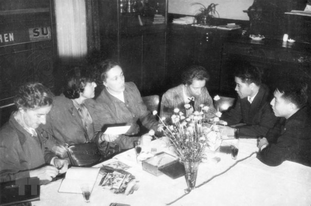Phái đoàn phụ nữ Thụy Sĩ gặp Phái đoàn Việt Nam tại Trụ sở Liên hợp quốc ở Genève (1954), bày tỏ tình hữu nghị và tinh thần đoàn kết đấu tranh cho hòa bình tại Việt Nam. (Ảnh: Tư liệu TTXVN)