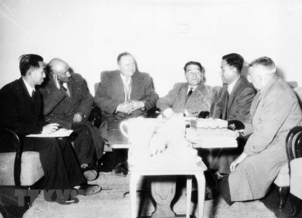 Đoàn đại biểu Ủy ban Hòa bình toàn nước Pháp gặp Phái đoàn Việt Nam tại Trụ sở Liên hợp quốc ở Genève (1954), bày tỏ tình hữu nghị và tinh thần đoàn kết đấu tranh cho hòa bình của Việt Nam. (Ảnh: Tư liệu TTXVN)