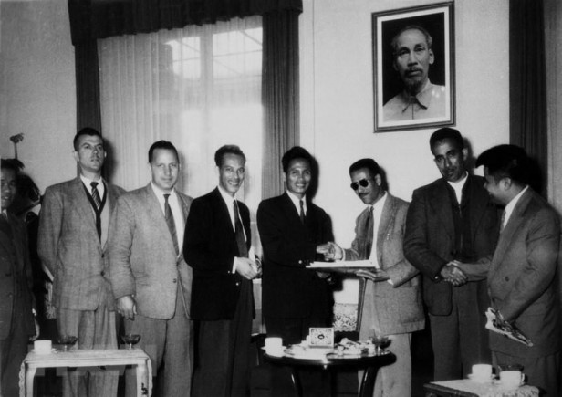 Đoàn đại biểu Công hội và Nhà báo Algeria gặp Phái đoàn Việt Nam tại Trụ sở Liên hợp quốc ở Genève (1954), bày tỏ tình hữu nghị và tinh thần đoàn kết đấu tranh cho hòa bình của Việt Nam. (Ảnh: Tư liệu TTXVN)
