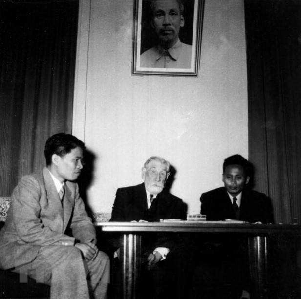 Phó Thủ tướng Phạm Văn Đồng (bên phải) và Thứ trưởng Bộ Quốc phòng Tạ Quang Bửu (bên trái) tiếp đại biểu Ủy ban Hòa bình toàn nước Pháp, tại Trụ sở Phái đoàn Việt Nam ở Hội nghị Genève, Thụy Sĩ (1954). (Ảnh: Tư liệu TTXVN)