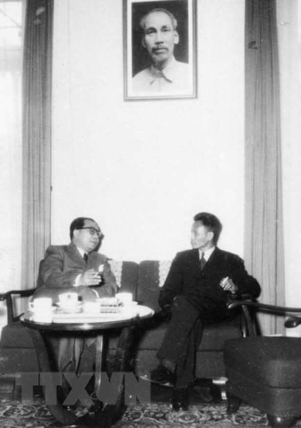 Tại Trụ sở Phái đoàn Việt Nam ở Hội nghị Genève về Đông Dương, Phó Thủ tướng Phạm Văn Đồng tiếp Đại sứ Indonesia ở Pháp (1954). (Ảnh: Tư liệu TTXVN)
