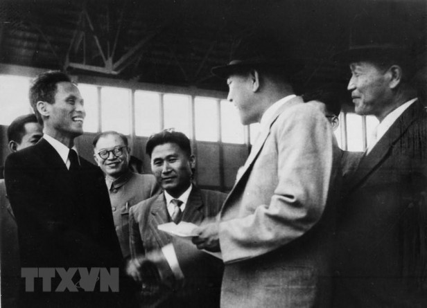 Hội nghị Genève khai mạc ngày 26/4/1954 với mục đích ban đầu là bàn về khôi phục hòa bình tại Triều Tiên và Đông Dương. Tuy nhiên, do vấn đề Triều Tiên không có kết quả, nên từ ngày 8/5/1954, hội nghị Genève chuyển sang bàn về vấn đề Đông Dương. Trong ảnh: Phó Thủ tướng Phạm Văn Đồng (bên trái) tiễn Bộ trưởng Ngoại giao Triều Tiên Nam Nhật tại sân bay Genève, Thụy Sĩ (1954). (Ảnh: Tư liệu TTXVN)
