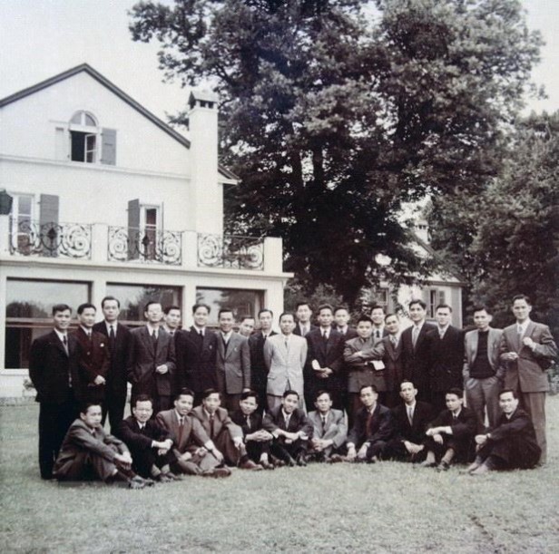 Phái đoàn Chính phủ Việt Nam Dân chủ Cộng hòa tham dự Hội nghị Genève về Đông Dương (1954) chụp ảnh chung tại Trụ sở phái đoàn ở Villa Cadre. (Ảnh: Tư liệu TTXVN)