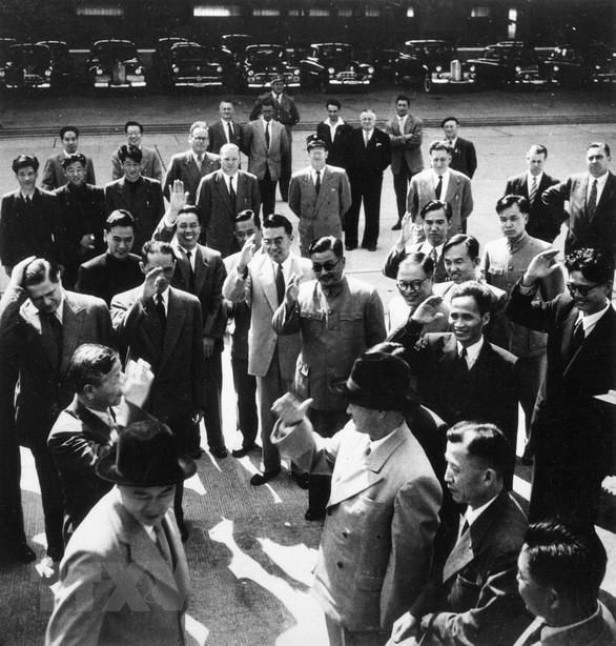 Hội nghị Genève khai mạc ngày 26/4/1954 với mục đích ban đầu là bàn về khôi phục hòa bình tại Triều Tiên và Đông Dương. Tuy nhiên, do vấn đề Triều Tiên không có kết quả, nên từ ngày 8/5/1954, hội nghị Genève chuyển sang bàn về vấn đề Đông Dương. Trong ảnh: Buổi tiễn Ngoại trưởng Triều Tiên Nam Nhật tại sân bay Genève, Thụy Sĩ (1954). (Ảnh: Tư liệu TTXVN)