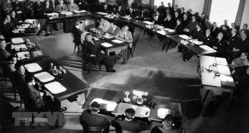 Ngày 8/5/1954, tin về kết quả Chiến dịch Điện Biên Phủ được truyền đến Genève. Sáng sớm 8/5/1954, vấn đề Đông Dương chính thức được đưa lên bàn đàm phán. Trong ảnh: Quang cảnh Phiên khai mạc Hội nghị Genève về Đông Dương, ngày 8/5/1954. (Ảnh: Tư liệu TTXVN)
